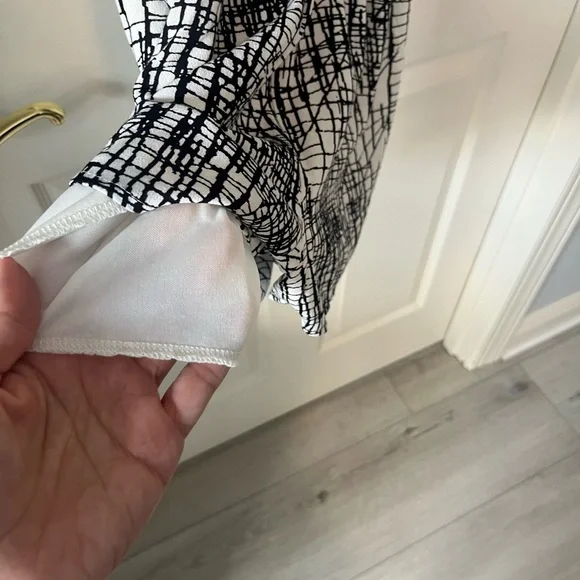 GILLI USA NWT Black White Graphic Print Romper Size Small | Wrap Style - Picture 5 of 10